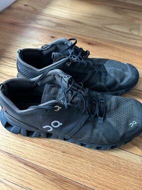 On Cloud Mens Black Running Sneakers. Size 8.5.